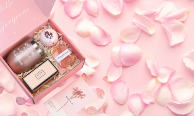 coffret cadeaux parfume pour femme avec une tasse une bougie un savon diamant et une boule de bain floral